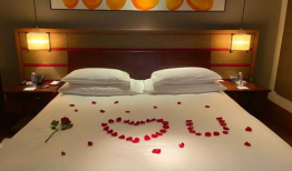 开夜床,温馨开夜床，打造舒适睡眠时光